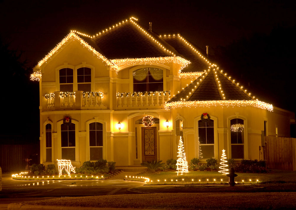 House,Decorated,And,Lighted,For,Christmas,At,Night